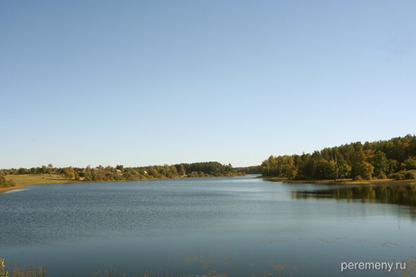 Озеро Охват. Двина сперва течет небольшим ручейком в озеро Корякино, вытекает из него в виде речки, которую на картах обычно обозначают как Двинец. Двинец впадает в Озеро Охват. Вытекая из Охвата, Западная Двина уже очень приличная река