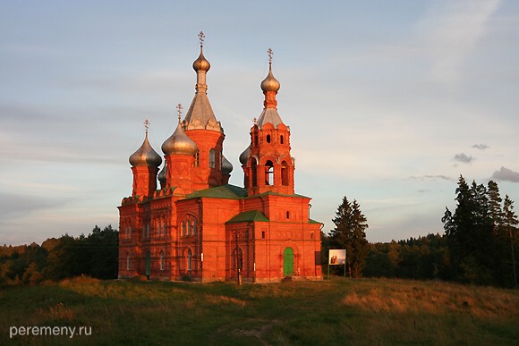Преображенская церковь в Волговерховьи. Этот храм, построенный в стиле а-ля рюс, должен был повторять в плане собор Василия Блаженного. Получилось не очень похоже, но идея понятна: собор на Красной площади был поострен в честь взятия Казани, после чего был бросок на Астрахань, и вся Волга стала русской