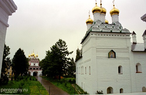Справа Богоявленская церковь с трапезной палатой. Вдали Петропавловская церковь. Обе - Трофима Игнатьева