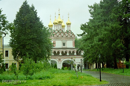 Надвратная Петропавловская церковь построена в 1679 году зодчим Трофимом Игнатьевым
