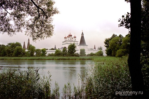 Иосифо-Волоцкий монастырь стоит  на плоском месте рядом с озером. Дух здесь, конечно, влажный