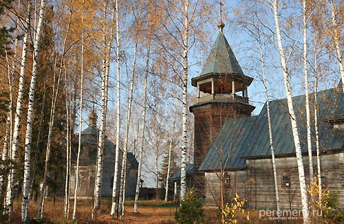 Справа летняя Троицкая церковь. Дальше за березами виднеется зимняя Зосимосавватиевская церковь.