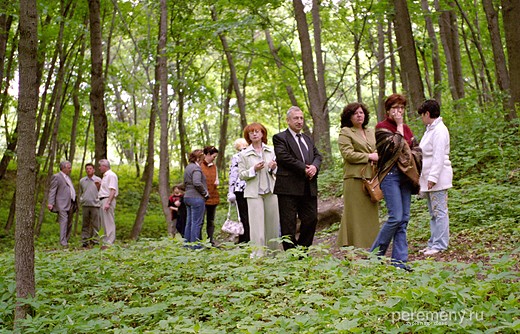 Паломники к Камню любви. Женщины на заднем плане изучают камень, прикидывают: как это можно... А вот троицу мужиков стоящих в сторонке уже ни чем не проймешь. Обсуждают текучку. Чиновники, некоторые даже при галстуках... Глядя на них, вспоминаю "Шамана и Венеру" Хлебникова. Но вот если б вы слышали, с каким искренним чувством, стоя у Камня, говорила о любви женщина в синих джинсах, идущая впереди. Она до сих пор еще держится за щеку. Видно, что потрясена, все еще пребывает в измененном состоянии сознания