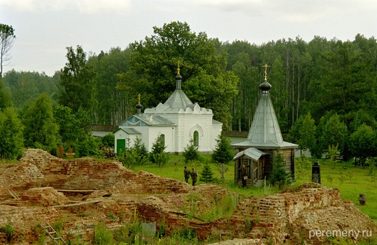 Болдинский монастырь. На переднем плане руины Троицкого собора, взорванного во время войны