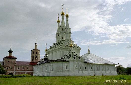 Вязьма. Ивановский монастырь. На переднем плане церковь Одигитрии Смоленской, на заднем Вознесенская церковь