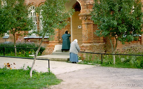 Монахини у входа в храм преподобного Амвросия