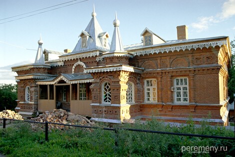 Дом купца Сергея Перлова в Шамординском монастыре. Это именно на его средства построены в Шамордино и Казанская церковь, и все остальное великолепие из красного кирпича в стиле "рюс". Рассказывают, что Перлов, в первый раз явившись к Амвросию, увидал у его кельи толпу народа. Купца заинтересовал один мальчик с бабушкой, стоявший в толпе. "Ты хочешь попросить у батюшки помощи?" - спросил Перлов, на что мальчик обиженно ответил: "Вовсе нет, у меня умерла мать, и мы с бабушкой пришли спросить батюшку, как нам теперь жить. Этот дзенский ответ потряс купца: "Идут за сотни верст спросить у монаха, как им жить дальше, значит уверены, что он это знает". С тех пор Перлов сам постоянно ездил к Амвросию, чтобы спросить "как жить?" И даже построил в Шамордино этот дом. Московский дом Перловых известен всем москвичам: магазин колониальных товаров на Мясницкой в китайском стиле. Перловы разбогатели на чайной торговле