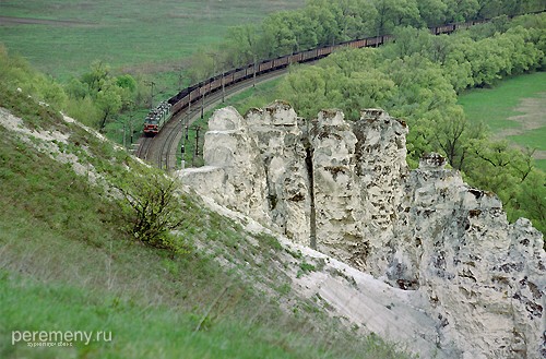 Большие Дивы от пещерной церкви Сицилийской Богородицы. Даже железная дорога напоминает о Змее и его небесном обидчике