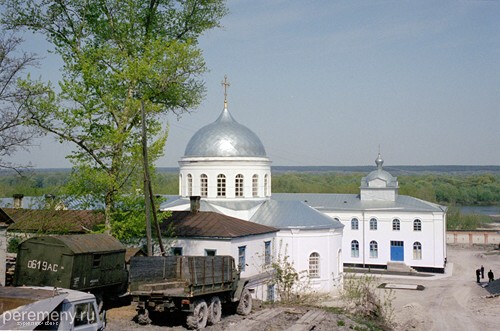 Дивногорский Успенский монастырь, за ним Дон. Здесь на влажном берегу первые монахи построили Никольскую церковь