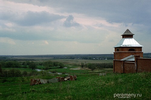 Угловая башня Димитриева монастыря. Под горой видна река Вёрда