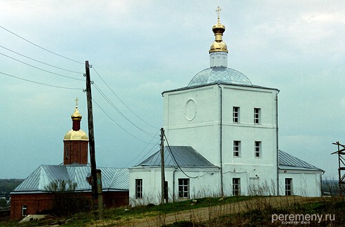 На переднем плане храм Димитрия Солунского, дальше слева храм Сергия Радонежского