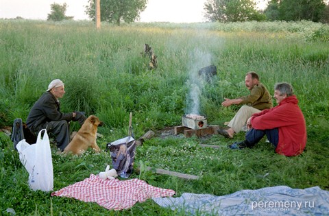 У нас принято соображать на троих. Фото Олега Давыдова