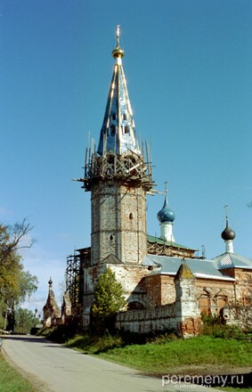 Колокольня бывшего Благовещенского монастыря в Дунилове. На переднем плане Казанская церковь, за ней, сразу справа от колокольни, маковка Благовещенской 