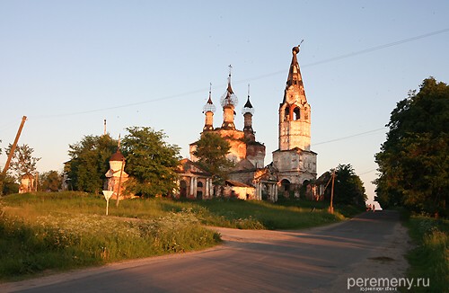 Дунилово. Церковь Покрова Богородицы. На переднем плане портик церкви Всех Святых