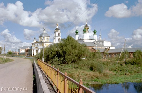 Николо-Шартомский монастырь стоит на правом берегу Молохты. Перед ним когда-то была торговая площадь, на которой каждый год шумела Никольская ярмарка, около которой развилось тестильное производство. То есть место, где стоит этот монастырь, функционально сходно с торговой площадью в Дунилове, на которой стоит Воздвиженская церковь