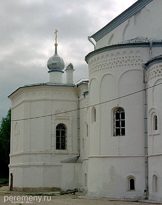 Справа типичный псковский орнамент Трехсвятительского собора. Слева московская орнаментика придела Рождества Богородицы. В монастыре очень гордятся этим симбиозом Москвы и Пскова. Говорят, что Елезаровские монахи всегда стояли за слияние с Москвой, а вот Псково-Печерские - сепаратисты.