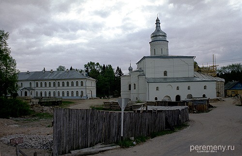 Спасо-Елизаровский монастырь. От него остался Трехсвятительсский собор и братские кельи