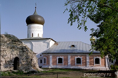 Снетогорский монастырь когда-то славился своей колокольней. Сейчас она в руинах