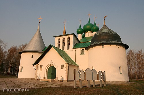 Церковь Сергия Радонежского на Красном холме начала строиться до революции. Закончено строительство при Советской власти, во время войны с Гитлером