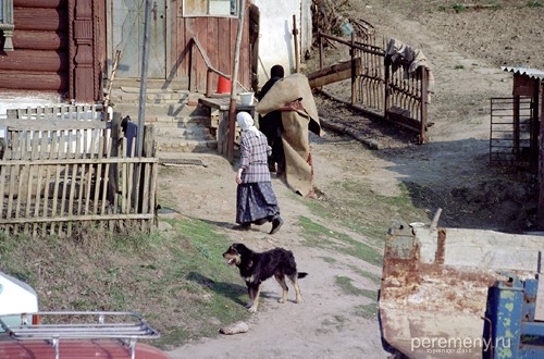 Епифанские монашки все-таки нечаянно попали в кадр. Но поскольку на этой фотографии никого невозможно узнать, кроме местного Шарика, не будет слишком большим грехом здесь ее выложить