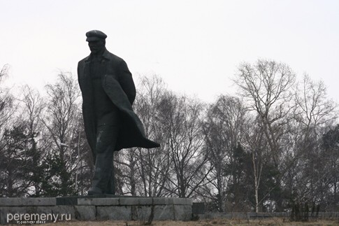 Памятник Ленину, прогуливающемуся у дороги, ведущей в Москву. Этот призрак все еще ждет, что его повезут в столицу. И пугает в сумерках неподготовленных ездецов