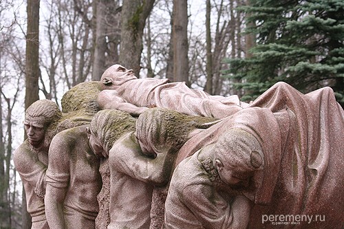 "Смерть вождя" Сергея Меркурова. Монумент стоит у входа территорию музея