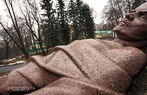Голый мертвый махатма Ленин прикрыт покрывалом