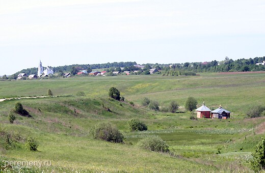 Справа под горой Никитский источник, на заднем плане село Городище. На его месте когда-то стоял город Клещин, предшественник Переславля