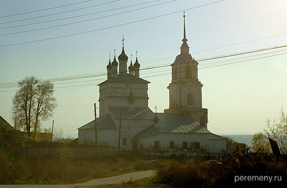 Касимов. Богоявленская церковь. Она же – Георгиевская. Построена в 1700 году. За ее алтарем могила Балакирева, шута Петра I