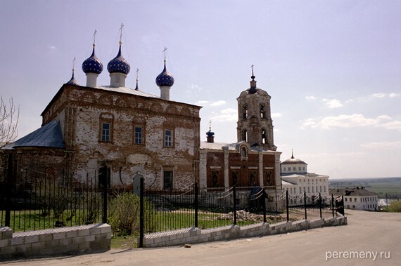 Касимов. Успенская церковь (1775 год). Это Советская площадь, место, где располагался Новый Низовой Город. Не могу понять, почему его назвали Низовым, если он располагается выше по реке от того места, где был Мещерский Городец. Возможно, это какая-то перекличка с Нижним Новгородом, недалеко от которого (выше по Волге) находится Городец, в котором умер Александр Невский. Между прочим, в Касимове верят, что на самом деле Александр умер не в Городце, стоящем на Волге, а в их Городце Мещерском, стоящем на Оке. Александр умер, возвращаясь из Орды во Владимир, вполне мог ехать через Мещерский Городец