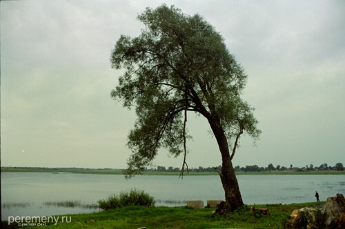 Река Веряжа. Вид из-под горки, на которой стоит монастырь