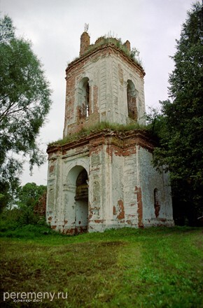Разрушенная колокольня Клопского монастыря. Здесь когда был вход в монастырь, обращенный к реке, устраивались крестные ходы по Веряже. Сейчас монастырь понемногу восстанавливается