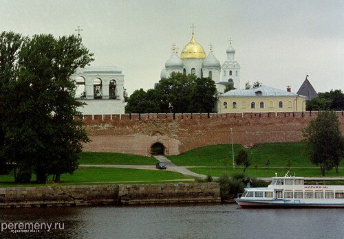 Новгород. Софийская сторона через Волхов
