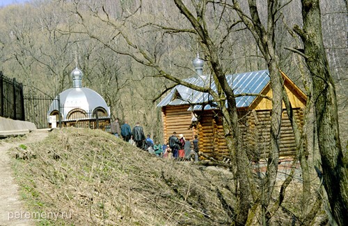 На источнике Евфросинии всегда много народу