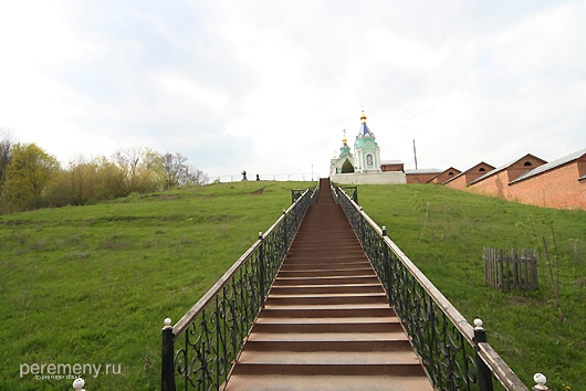 Лестница, ведущая от источника вверх, к монастырю. Фигурка Серафима Саровского чернеется слева