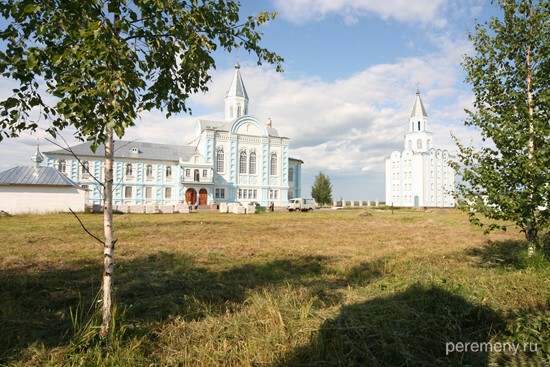 Слева церковь Лонгина Кряжемского, справа колокольня. Ни Никольский, ни Благовещенский храмы не сохранились
