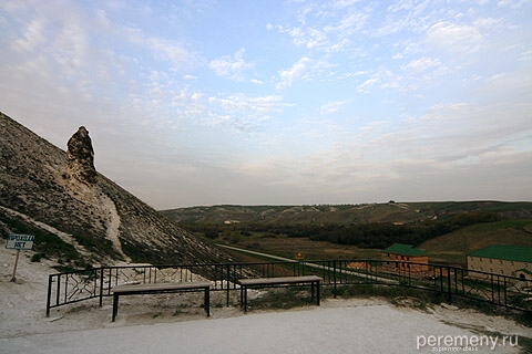 Вид на долину, в которой стоит монастырь от площадки перед пещерным Спасским собором. В долине течет ручеек, который монашки называют Иорданом