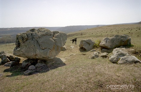 Конь-камень окружен множеством камней помельче