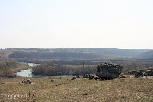 Крайняя северо-западная точка большой петли Красивой Мечи. Здесь река делает еще и малую петлю. Там вдали, упершись в корку, она резко повернет налево