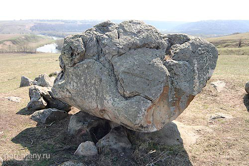Конь-камень над Красивой Мечей