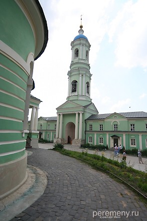 Слева стена Введенского собора, справа монастырская колокольня