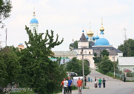 Площадка перед входом в монастырь. Вот где-то здесь Ферапонт явился тульским паломникам