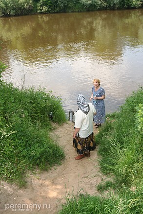 Женщины на берегу Жиздры у трубы, по которой стекает вода из Пафнутиевой купальни. Думали напиться, да поняли, что не стоит: кто там купался в этой воде