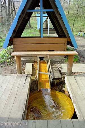 Никольский источник. Вода в нем железистая
