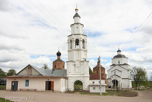 Рыльский монастырь. Белая справа Никольская церковь, левее - Крстовоздвиженская и Троицкая. На переднем плане монастырская колокольня