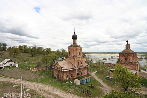Вид с колокольни на горку Синайку и разлив рек Сейм и Рыло. Троицкий и Крестовоздвиженский монастырские храмы