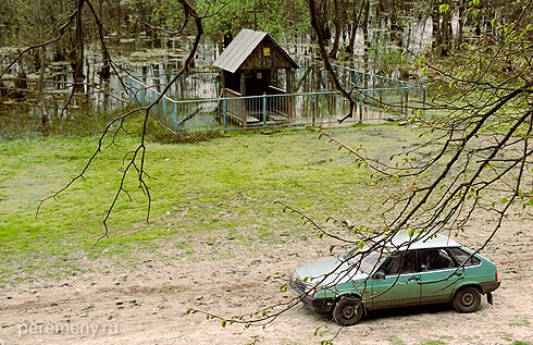 Никольский источник. Вид из пещеры лыцаря-отшельника