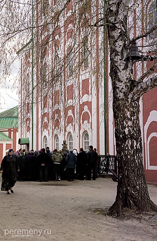 Паломники около места, где были похоронены два святых Феодора. Над толпой виднеется бюст адмирала