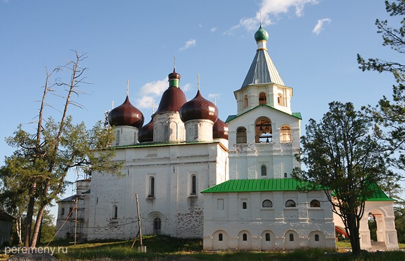 Сийский монастырь Справа храм-колокольня Трех святителей московских. Слева Троицкий собор. Когда его построили на месте прежней деревянной Троицкой церкви, мощи преподобного Антония оказались внутри него под спудом