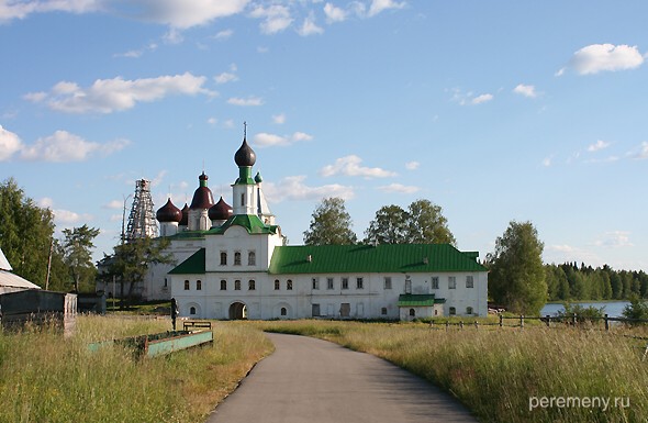 Вход в Сийский монастырь - надвратная церковь Сергия Радонежского